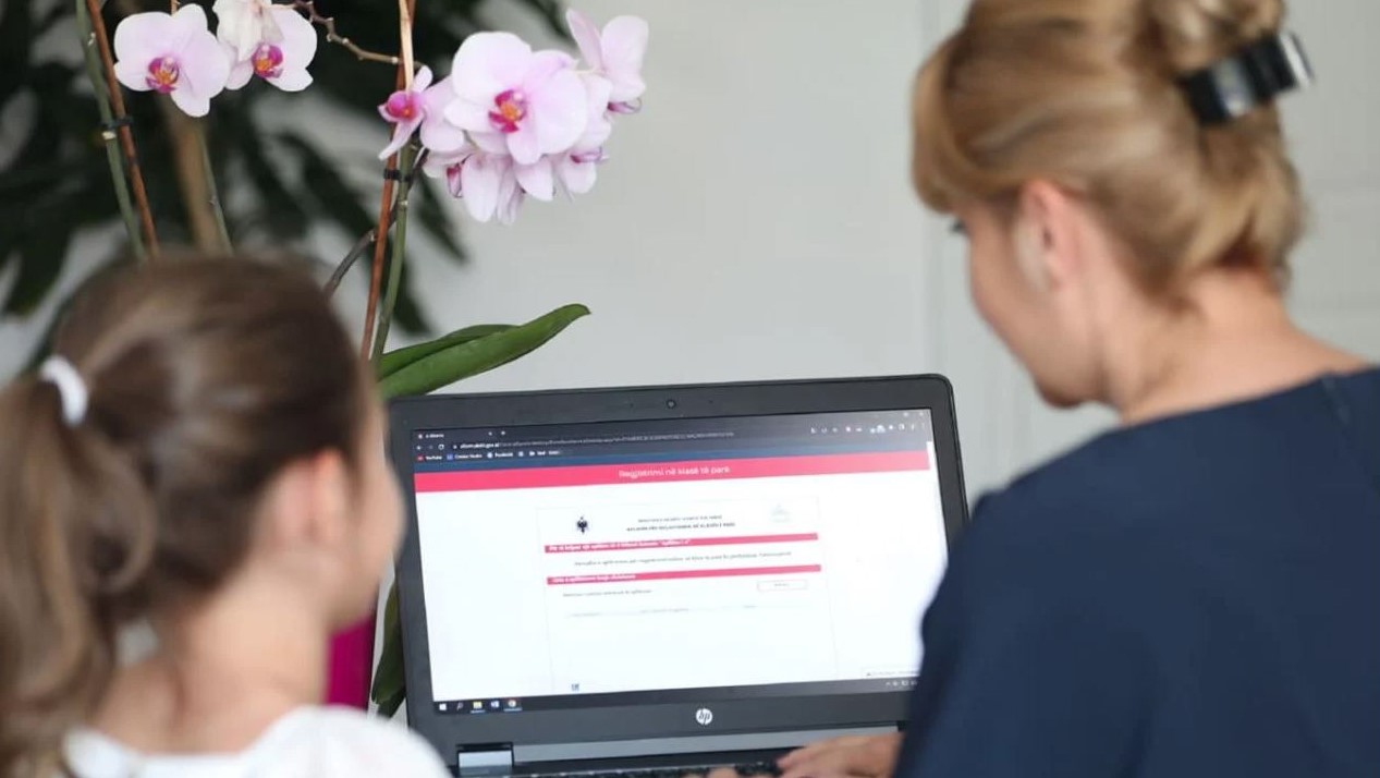 Rihapet regjistrimi per klasat e para dhe te dhjeta ne e-Albania, afati deri ne 6 shtator